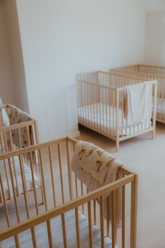 Rustige slaapkamer met houten bedjes, klaar voor het middagdutje