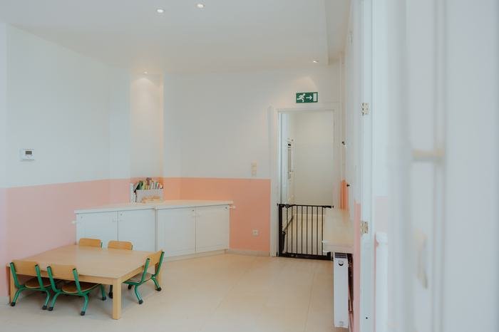 Eetruimte met kindertafeltjes voor de maaltijden