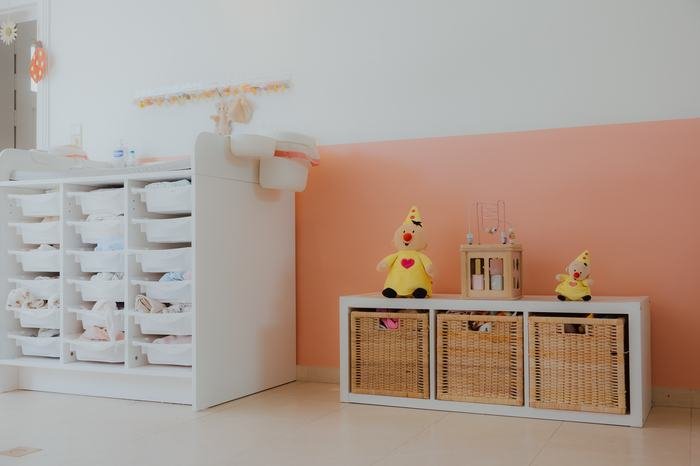 Knuffels en opberging met luiers, netjes geordend