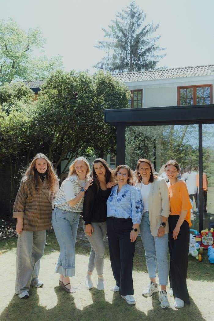 Het team van Het Venneke samen op de foto in de tuin
